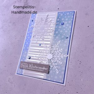 Handgemachte Weihnachtskarte, Detailfoto Deko auf Weihnachtskarte, Nahaufnahme edler Schriftzug, Übersicht handgemachte Weihnachtskarte mit Umschlag, Detail handgemachte Schneeflocke mit Glitzer, Arrangement Weihnachtskarte, Ein Hauch Winterzauber