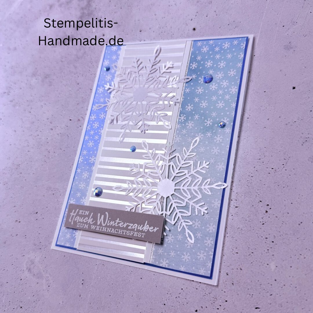 Handgemachte Weihnachtskarte, Detailfoto Deko auf Weihnachtskarte, Nahaufnahme edler Schriftzug, Übersicht handgemachte Weihnachtskarte mit Umschlag, Detail handgemachte Schneeflocke mit Glitzer, Arrangement Weihnachtskarte, Ein Hauch Winterzauber