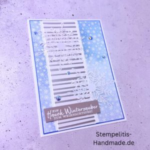 Handgemachte Weihnachtskarte, Detailfoto Deko auf Weihnachtskarte, Nahaufnahme edler Schriftzug, Übersicht handgemachte Weihnachtskarte mit Umschlag, Detail handgemachte Schneeflocke mit Glitzer, Arrangement Weihnachtskarte, Ein Hauch Winterzauber