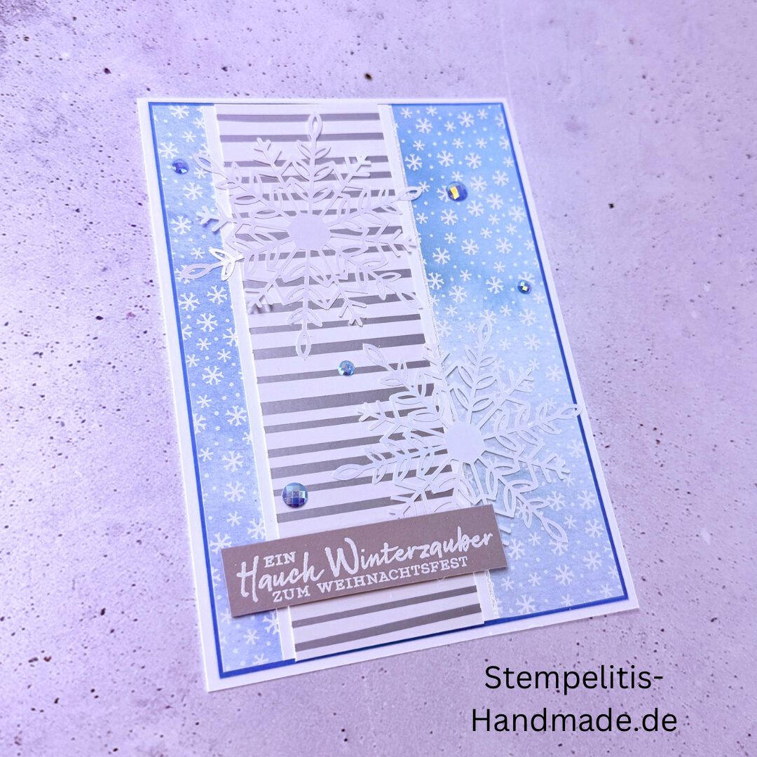 Handgemachte Weihnachtskarte, Detailfoto Deko auf Weihnachtskarte, Nahaufnahme edler Schriftzug, Übersicht handgemachte Weihnachtskarte mit Umschlag, Detail handgemachte Schneeflocke mit Glitzer, Arrangement Weihnachtskarte, Ein Hauch Winterzauber