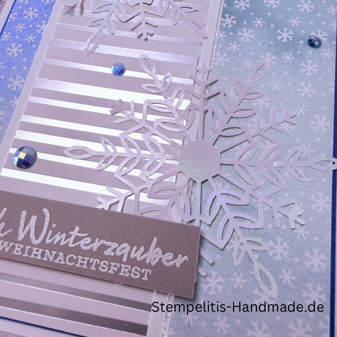 Handgemachte Weihnachtskarte, Detailfoto Deko auf Weihnachtskarte, Nahaufnahme edler Schriftzug, Übersicht handgemachte Weihnachtskarte mit Umschlag, Detail handgemachte Schneeflocke mit Glitzer, Arrangement Weihnachtskarte, Ein Hauch Winterzauber