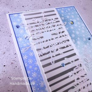 Handgemachte Weihnachtskarte, Detailfoto Deko auf Weihnachtskarte, Nahaufnahme edler Schriftzug, Übersicht handgemachte Weihnachtskarte mit Umschlag, Detail handgemachte Schneeflocke mit Glitzer, Arrangement Weihnachtskarte, Ein Hauch Winterzauber