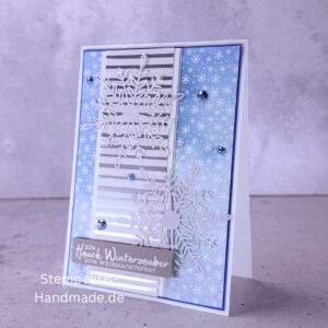 Handgemachte Weihnachtskarte, Detailfoto Deko auf Weihnachtskarte, Nahaufnahme edler Schriftzug, Übersicht handgemachte Weihnachtskarte mit Umschlag, Detail handgemachte Schneeflocke mit Glitzer, Arrangement Weihnachtskarte, Ein Hauch Winterzauber