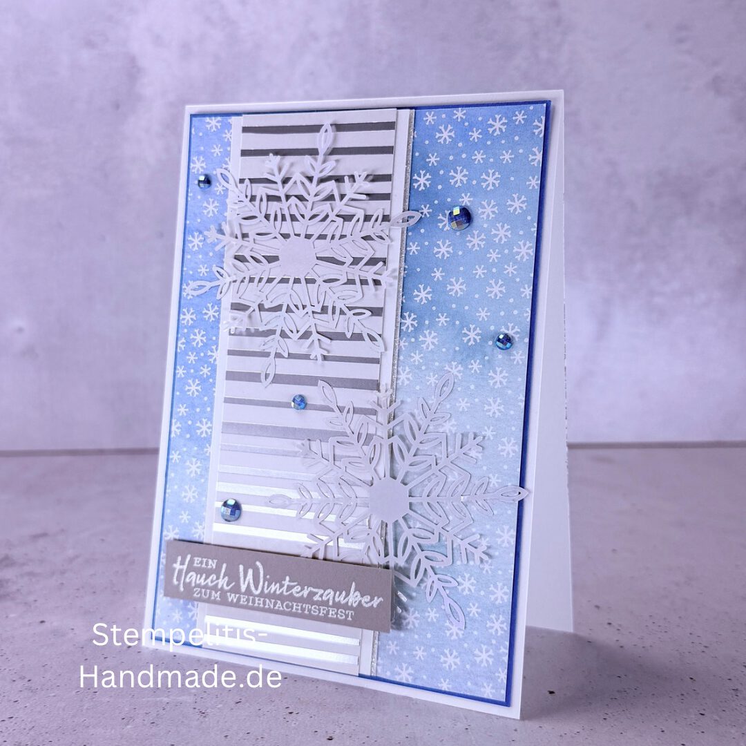 Handgemachte Weihnachtskarte, Detailfoto Deko auf Weihnachtskarte, Nahaufnahme edler Schriftzug, Übersicht handgemachte Weihnachtskarte mit Umschlag, Detail handgemachte Schneeflocke mit Glitzer, Arrangement Weihnachtskarte, Ein Hauch Winterzauber