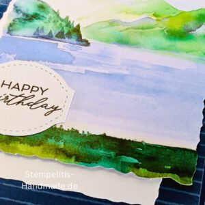 Handgemachte Geburtstagskarte mit Aquarell Landschaft, Detailansicht der Karte mit grünem See, Nahaufnahme vom handgemalten Motiv, Karte auf hellem Betonhintergrund präsentiert, Künstlerische Karte mit Berge und Wasserfarbe, Glückwunschkarte offen und geschlossen, Rückseite der Geburtstagskarte mit Platz für eigenen Text