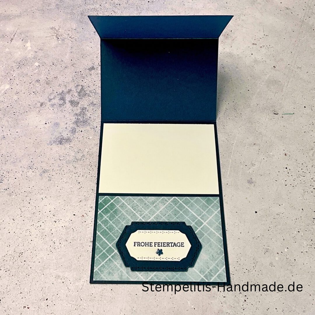 Aufstellkarte Frohe Feiertage handgemacht, Weihnachtskarte mit ausgestanzter Taube, dekorative Aufstellkarte hellblau und dunkelblau, Weihnachtsgrußkarte mit floralem Motiv, Detailaufnahme handgefertigte Weihnachtskarte, festliche Karte zum Aufstellen, elegante Frohe Feiertage Grußkarte