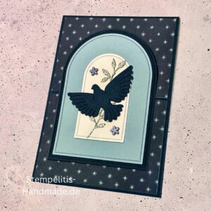 Aufstellkarte Frohe Feiertage handgemacht, Weihnachtskarte mit ausgestanzter Taube, dekorative Aufstellkarte hellblau und dunkelblau, Weihnachtsgrußkarte mit floralem Motiv, Detailaufnahme handgefertigte Weihnachtskarte, festliche Karte zum Aufstellen, elegante Frohe Feiertage Grußkarte