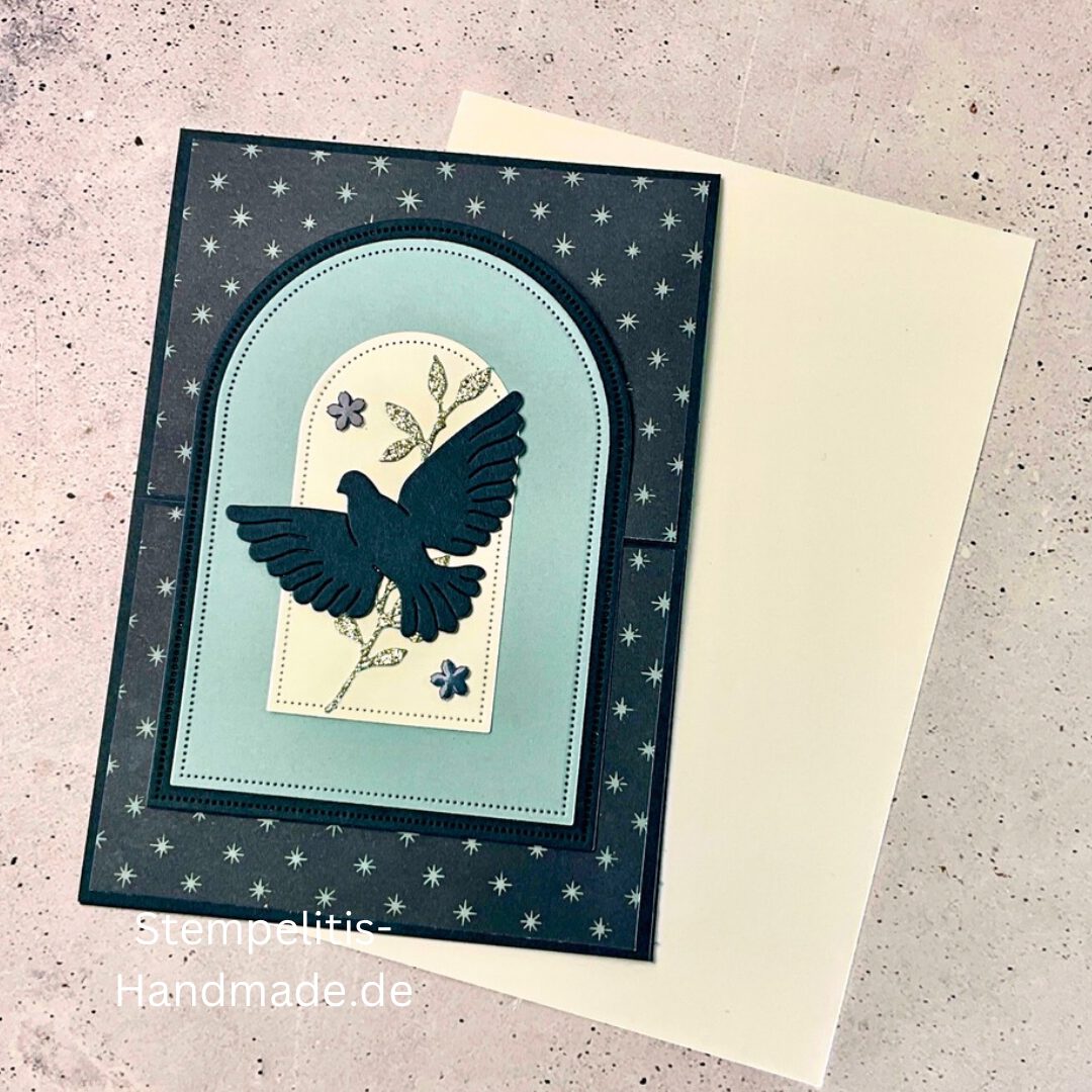 Aufstellkarte Frohe Feiertage handgemacht, Weihnachtskarte mit ausgestanzter Taube, dekorative Aufstellkarte hellblau und dunkelblau, Weihnachtsgrußkarte mit floralem Motiv, Detailaufnahme handgefertigte Weihnachtskarte, festliche Karte zum Aufstellen, elegante Frohe Feiertage Grußkarte