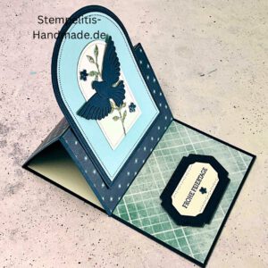 Aufstellkarte Frohe Feiertage handgemacht, Weihnachtskarte mit ausgestanzter Taube, dekorative Aufstellkarte hellblau und dunkelblau, Weihnachtsgrußkarte mit floralem Motiv, Detailaufnahme handgefertigte Weihnachtskarte, festliche Karte zum Aufstellen, elegante Frohe Feiertage Grußkarte