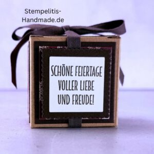 Handgemachte Geschenkschachtel 5 cm mit Schleife, Schachtel geöffnet mit Inhalt, Seitenansicht Schachtel mit Muster, Schachtel als Schmuckverpackung, Geschenkschachtel 5 cm mit Verzierung