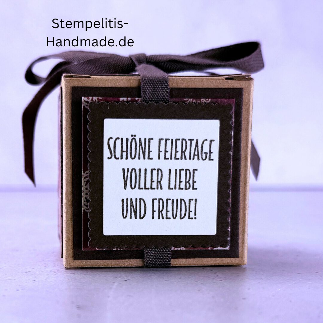 Handgemachte Geschenkschachtel 5 cm mit Schleife, Schachtel geöffnet mit Inhalt, Seitenansicht Schachtel mit Muster, Schachtel als Schmuckverpackung, Geschenkschachtel 5 cm mit Verzierung