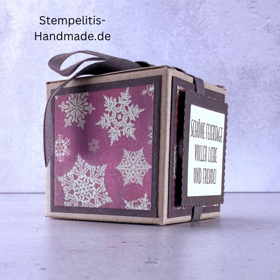 Handgemachte Geschenkschachtel 5 cm mit Schleife, Schachtel geöffnet mit Inhalt, Seitenansicht Schachtel mit Muster, Schachtel als Schmuckverpackung, Geschenkschachtel 5 cm mit Verzierung