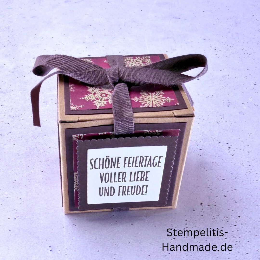 Handgemachte Geschenkschachtel 5 cm mit Schleife, Schachtel geöffnet mit Inhalt, Seitenansicht Schachtel mit Muster, Schachtel als Schmuckverpackung, Geschenkschachtel 5 cm mit Verzierung