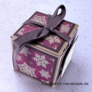 Handgemachte Geschenkschachtel 5 cm mit Schleife, Schachtel geöffnet mit Inhalt, Seitenansicht Schachtel mit Muster, Schachtel als Schmuckverpackung, Geschenkschachtel 5 cm mit Verzierung