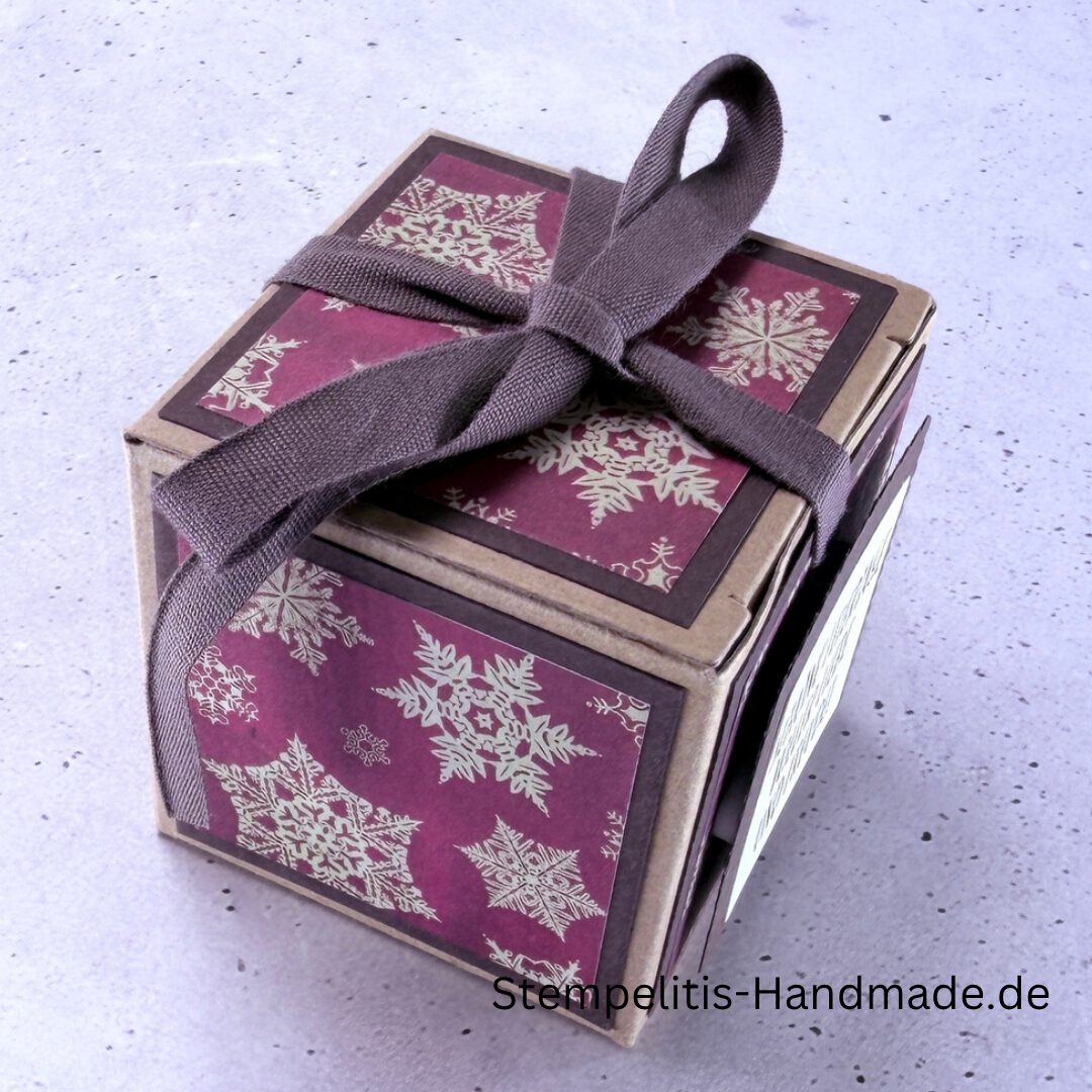 Handgemachte Geschenkschachtel 5 cm mit Schleife, Schachtel geöffnet mit Inhalt, Seitenansicht Schachtel mit Muster, Schachtel als Schmuckverpackung, Geschenkschachtel 5 cm mit Verzierung