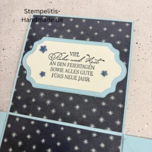 Explosionsbox in Blau mit weißer Taube, Geöffnete Explosionsbox von oben mit Geschenk und Sternenmuster, Nahaufnahme vom Deckel mit Schriftzug Festliche Grüße, Detailansicht Taube auf blauem Hintergrund, Nahaufnahme der Box innen mit Etikett, Geschenkbox im Weihnachtsdesign mit Schleife, Handgemachte Explosionsbox im festlichen Look