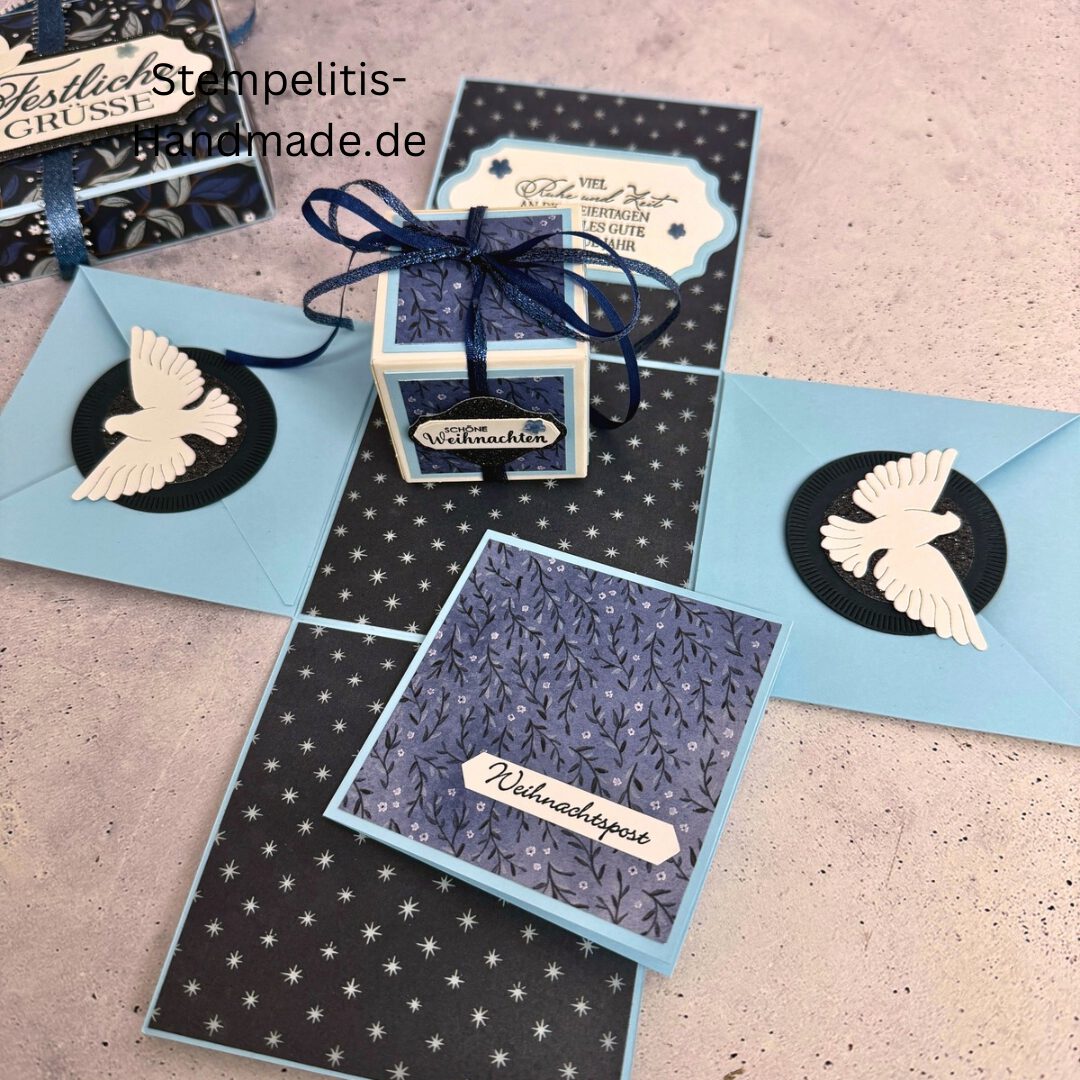 Explosionsbox in Blau mit weißer Taube, Geöffnete Explosionsbox von oben mit Geschenk und Sternenmuster, Nahaufnahme vom Deckel mit Schriftzug Festliche Grüße, Detailansicht Taube auf blauem Hintergrund, Nahaufnahme der Box innen mit Etikett, Geschenkbox im Weihnachtsdesign mit Schleife, Handgemachte Explosionsbox im festlichen Look
