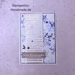 Handgemachte Weihnachtskarte, Detailfoto Deko auf Weihnachtskarte, Nahaufnahme edler Schriftzug, Übersicht handgemachte Weihnachtskarte mit Umschlag, Detail handgemachte Schneeflocke mit Glitzer, Arrangement Weihnachtskarte, Ein Hauch Winterzauber