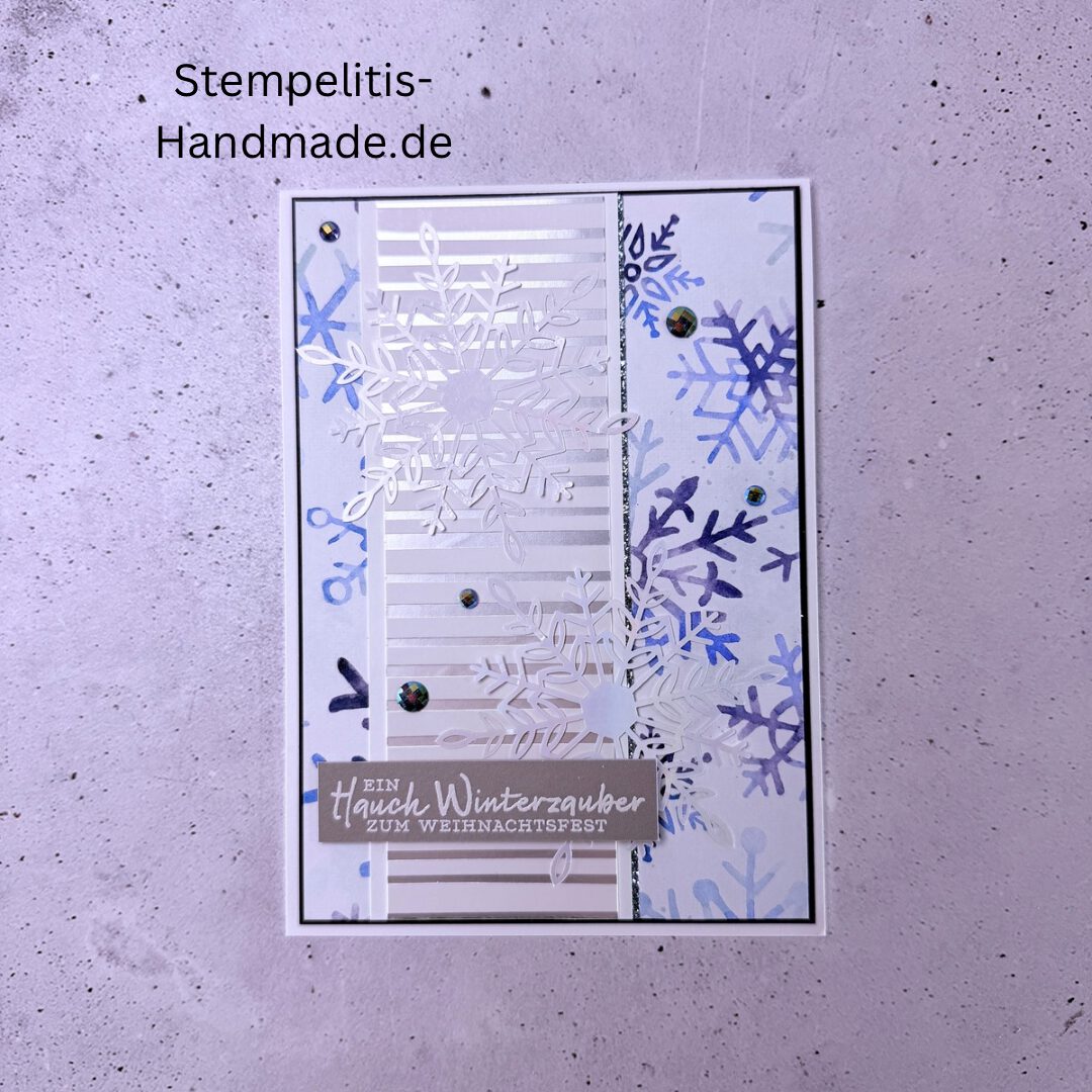 Handgemachte Weihnachtskarte, Detailfoto Deko auf Weihnachtskarte, Nahaufnahme edler Schriftzug, Übersicht handgemachte Weihnachtskarte mit Umschlag, Detail handgemachte Schneeflocke mit Glitzer, Arrangement Weihnachtskarte, Ein Hauch Winterzauber