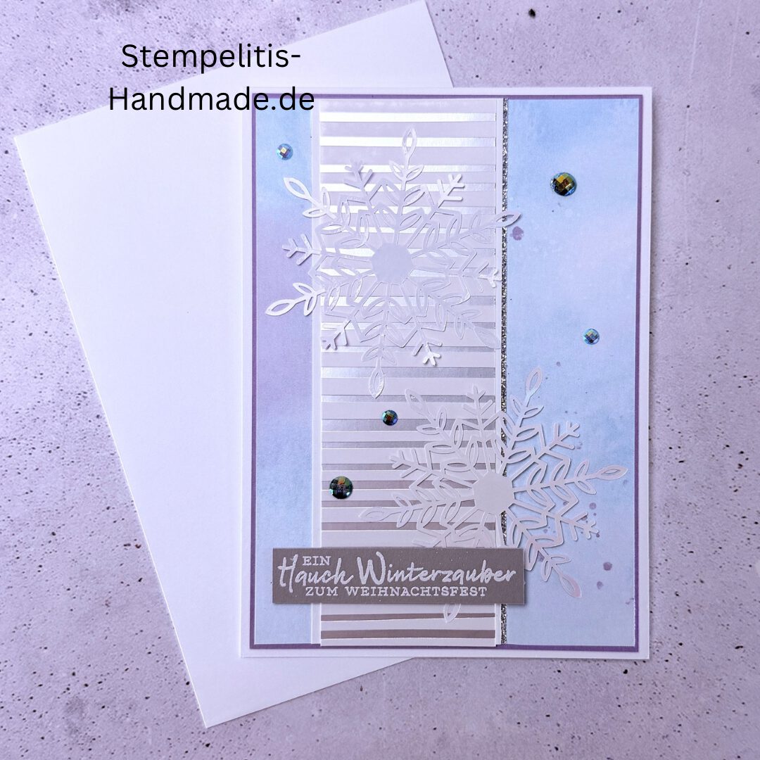 Handgemachte Weihnachtskarte, Detailfoto Deko auf Weihnachtskarte, Nahaufnahme edler Schriftzug, Übersicht handgemachte Weihnachtskarte mit Umschlag, Detail handgemachte Schneeflocke mit Glitzer, Arrangement Weihnachtskarte, Ein Hauch Winterzauber