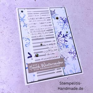 Handgemachte Weihnachtskarte, Detailfoto Deko auf Weihnachtskarte, Nahaufnahme edler Schriftzug, Übersicht handgemachte Weihnachtskarte mit Umschlag, Detail handgemachte Schneeflocke mit Glitzer, Arrangement Weihnachtskarte, Ein Hauch Winterzauber