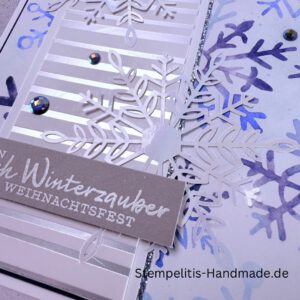 Handgemachte Weihnachtskarte, Detailfoto Deko auf Weihnachtskarte, Nahaufnahme edler Schriftzug, Übersicht handgemachte Weihnachtskarte mit Umschlag, Detail handgemachte Schneeflocke mit Glitzer, Arrangement Weihnachtskarte, Ein Hauch Winterzauber