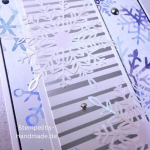 Handgemachte Weihnachtskarte, Detailfoto Deko auf Weihnachtskarte, Nahaufnahme edler Schriftzug, Übersicht handgemachte Weihnachtskarte mit Umschlag, Detail handgemachte Schneeflocke mit Glitzer, Arrangement Weihnachtskarte, Ein Hauch Winterzauber