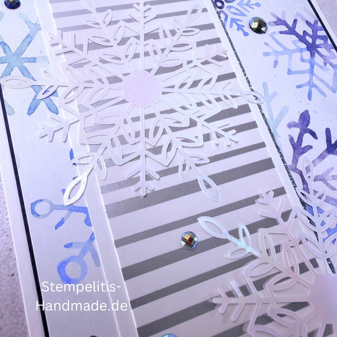 Handgemachte Weihnachtskarte, Detailfoto Deko auf Weihnachtskarte, Nahaufnahme edler Schriftzug, Übersicht handgemachte Weihnachtskarte mit Umschlag, Detail handgemachte Schneeflocke mit Glitzer, Arrangement Weihnachtskarte, Ein Hauch Winterzauber