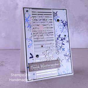 Handgemachte Weihnachtskarte, Detailfoto Deko auf Weihnachtskarte, Nahaufnahme edler Schriftzug, Übersicht handgemachte Weihnachtskarte mit Umschlag, Detail handgemachte Schneeflocke mit Glitzer, Arrangement Weihnachtskarte, Ein Hauch Winterzauber