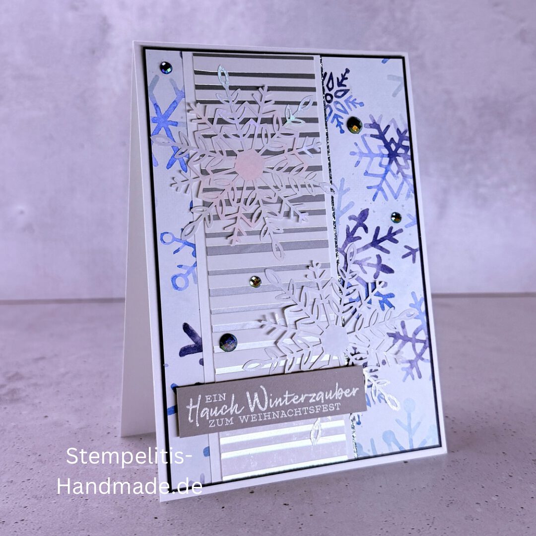 Handgemachte Weihnachtskarte, Detailfoto Deko auf Weihnachtskarte, Nahaufnahme edler Schriftzug, Übersicht handgemachte Weihnachtskarte mit Umschlag, Detail handgemachte Schneeflocke mit Glitzer, Arrangement Weihnachtskarte, Ein Hauch Winterzauber