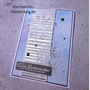 Handgemachte Weihnachtskarte, Detailfoto Deko auf Weihnachtskarte, Nahaufnahme edler Schriftzug, Übersicht handgemachte Weihnachtskarte mit Umschlag, Detail handgemachte Schneeflocke mit Glitzer, Arrangement Weihnachtskarte, Ein Hauch Winterzauber