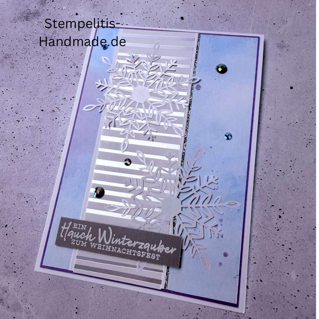 Handgemachte Weihnachtskarte, Detailfoto Deko auf Weihnachtskarte, Nahaufnahme edler Schriftzug, Übersicht handgemachte Weihnachtskarte mit Umschlag, Detail handgemachte Schneeflocke mit Glitzer, Arrangement Weihnachtskarte, Ein Hauch Winterzauber