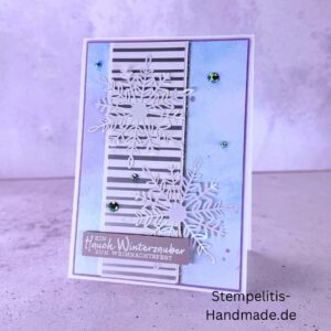 Handgemachte Weihnachtskarte, Detailfoto Deko auf Weihnachtskarte, Nahaufnahme edler Schriftzug, Übersicht handgemachte Weihnachtskarte mit Umschlag, Detail handgemachte Schneeflocke mit Glitzer, Arrangement Weihnachtskarte, Ein Hauch Winterzauber