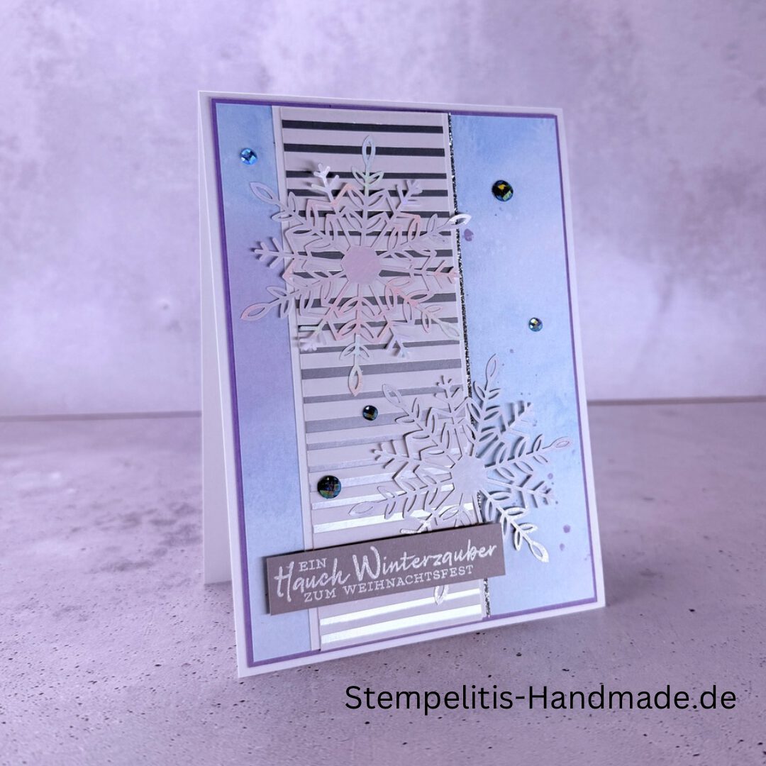 Handgemachte Weihnachtskarte, Detailfoto Deko auf Weihnachtskarte, Nahaufnahme edler Schriftzug, Übersicht handgemachte Weihnachtskarte mit Umschlag, Detail handgemachte Schneeflocke mit Glitzer, Arrangement Weihnachtskarte, Ein Hauch Winterzauber