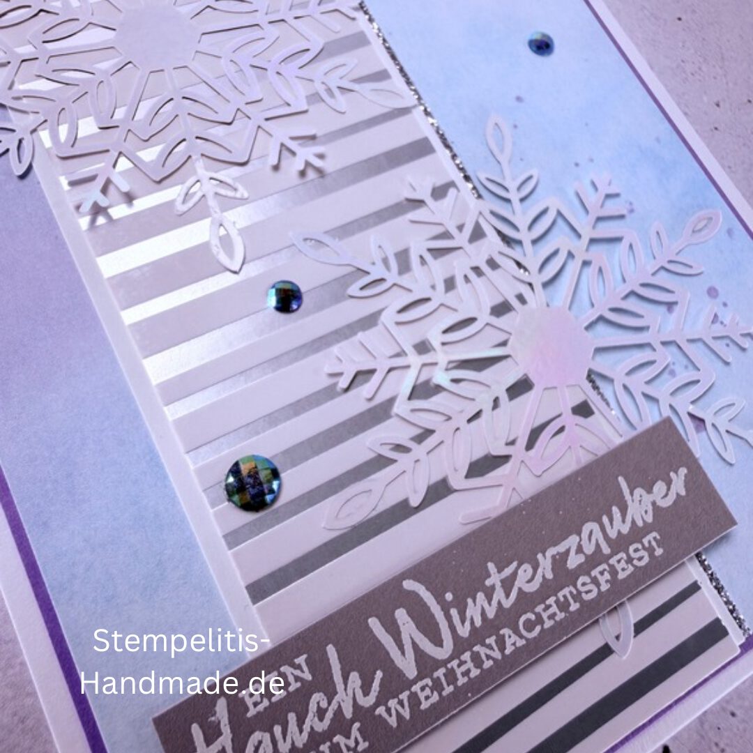 Handgemachte Weihnachtskarte, Detailfoto Deko auf Weihnachtskarte, Nahaufnahme edler Schriftzug, Übersicht handgemachte Weihnachtskarte mit Umschlag, Detail handgemachte Schneeflocke mit Glitzer, Arrangement Weihnachtskarte, Ein Hauch Winterzauber