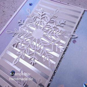 Handgemachte Weihnachtskarte, Detailfoto Deko auf Weihnachtskarte, Nahaufnahme edler Schriftzug, Übersicht handgemachte Weihnachtskarte mit Umschlag, Detail handgemachte Schneeflocke mit Glitzer, Arrangement Weihnachtskarte, Ein Hauch Winterzauber