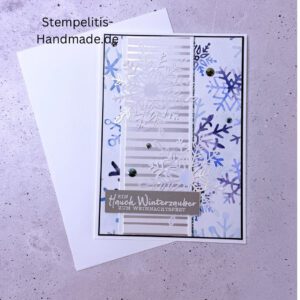 Handgemachte Weihnachtskarte, Detailfoto Deko auf Weihnachtskarte, Nahaufnahme edler Schriftzug, Übersicht handgemachte Weihnachtskarte mit Umschlag, Detail handgemachte Schneeflocke mit Glitzer, Arrangement Weihnachtskarte, Ein Hauch Winterzauber