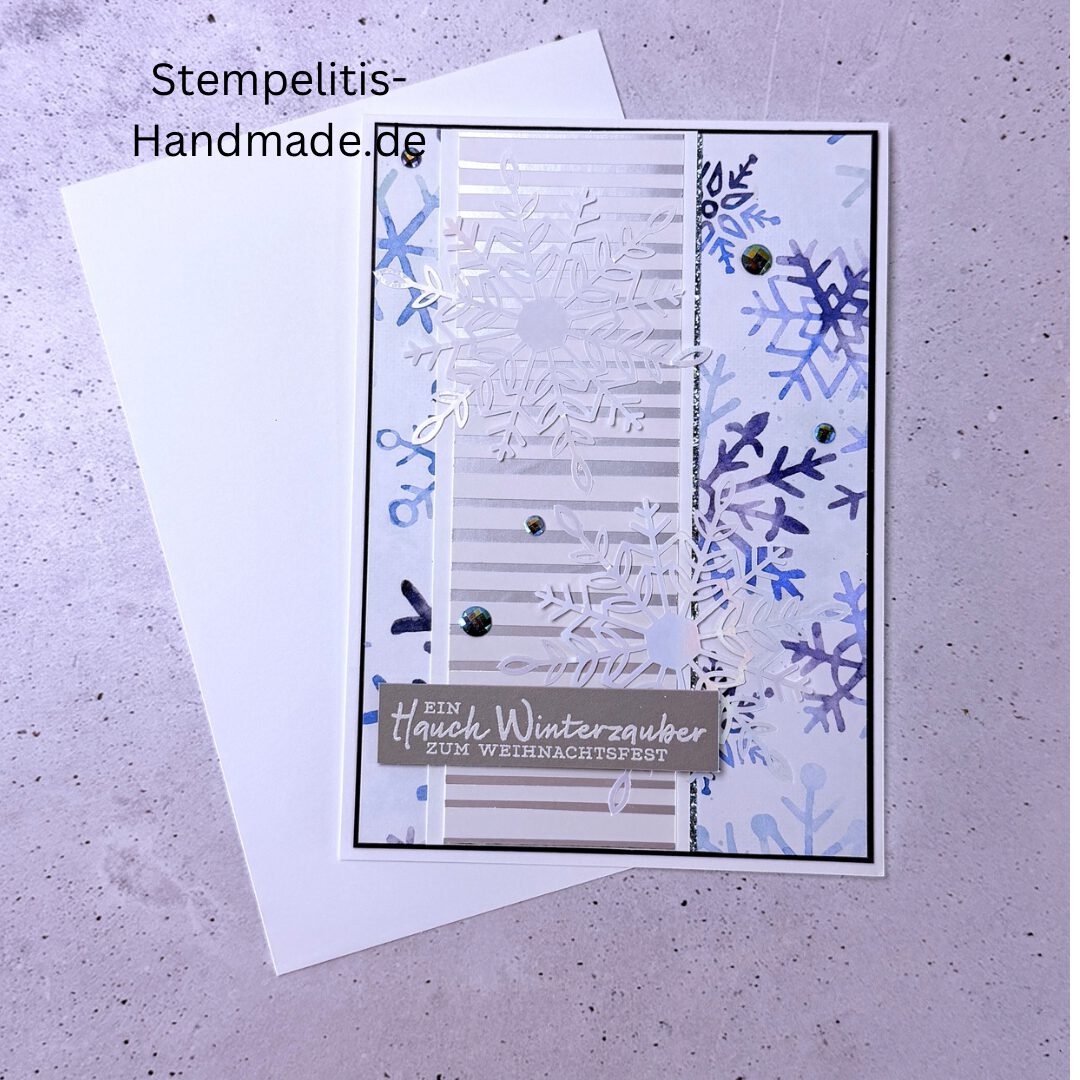 Handgemachte Weihnachtskarte, Detailfoto Deko auf Weihnachtskarte, Nahaufnahme edler Schriftzug, Übersicht handgemachte Weihnachtskarte mit Umschlag, Detail handgemachte Schneeflocke mit Glitzer, Arrangement Weihnachtskarte, Ein Hauch Winterzauber