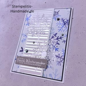 Handgemachte Weihnachtskarte, Detailfoto Deko auf Weihnachtskarte, Nahaufnahme edler Schriftzug, Übersicht handgemachte Weihnachtskarte mit Umschlag, Detail handgemachte Schneeflocke mit Glitzer, Arrangement Weihnachtskarte, Ein Hauch Winterzauber