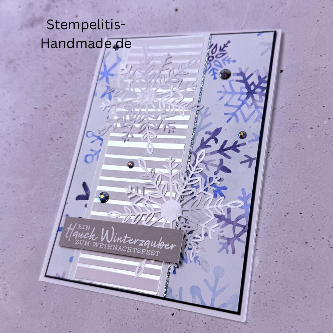 Handgemachte Weihnachtskarte, Detailfoto Deko auf Weihnachtskarte, Nahaufnahme edler Schriftzug, Übersicht handgemachte Weihnachtskarte mit Umschlag, Detail handgemachte Schneeflocke mit Glitzer, Arrangement Weihnachtskarte, Ein Hauch Winterzauber