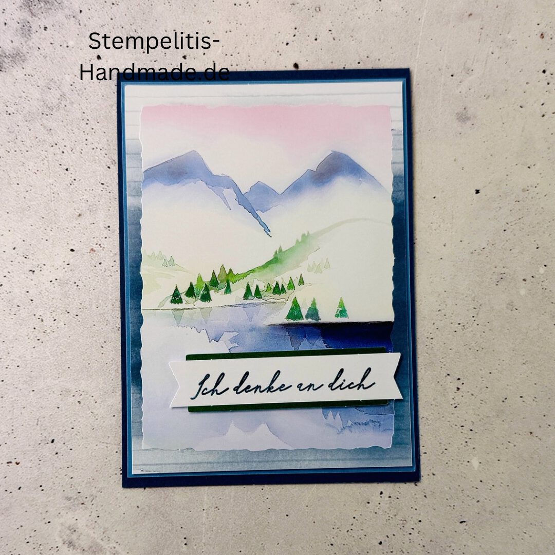 Handgemachte Karte Ich denke an dich mit Aquarell-Landschaft, Detailansicht Schriftzug Ich denke an dich auf Grußkarte, Aquarellkarte mit Bergen und Tannen als Motiv, Nahaufnahme handgemalte Grußkarte Ich denke an dich, Landschaftsaquarell auf handgemachter Karte Ich denke an dich, Geschenkidee: handgemachte Karte Ich denke an dich in Blau, Karte Ich denke an dich mit Umschlag