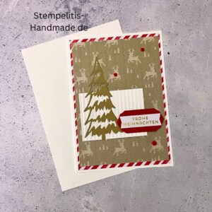 Handgemachte Weihnachtskarte mit Tannenbaum und Frohe Weihnachten Aufleger, Detailaufnahme strukturierter Hintergrund, Nahaufnahme roter Streifenrand, Kreativfoto mit Weihnachtsdeko, Tannenbaum-Design in Nahaufnahme