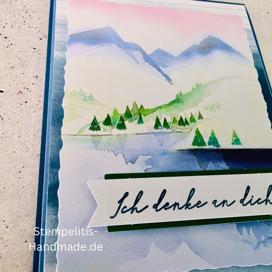 Handgemachte Karte Ich denke an dich mit Aquarell-Landschaft, Detailansicht Schriftzug Ich denke an dich auf Grußkarte, Aquarellkarte mit Bergen und Tannen als Motiv, Nahaufnahme handgemalte Grußkarte Ich denke an dich, Landschaftsaquarell auf handgemachter Karte Ich denke an dich, Geschenkidee: handgemachte Karte Ich denke an dich in Blau, Karte Ich denke an dich mit Umschlag
