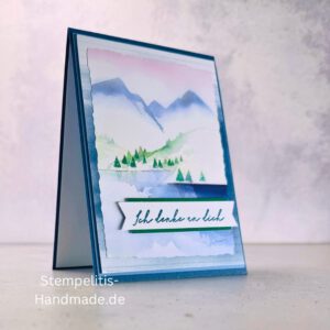 Handgemachte Karte Ich denke an dich mit Aquarell-Landschaft, Detailansicht Schriftzug Ich denke an dich auf Grußkarte, Aquarellkarte mit Bergen und Tannen als Motiv, Nahaufnahme handgemalte Grußkarte Ich denke an dich, Landschaftsaquarell auf handgemachter Karte Ich denke an dich, Geschenkidee: handgemachte Karte Ich denke an dich in Blau, Karte Ich denke an dich mit Umschlag