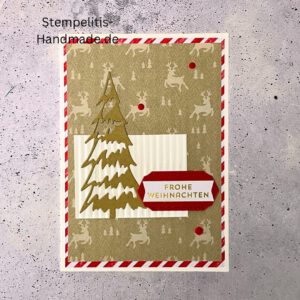 Handgemachte Weihnachtskarte mit Tannenbaum und Frohe Weihnachten Aufleger, Detailaufnahme strukturierter Hintergrund, Nahaufnahme roter Streifenrand, Kreativfoto mit Weihnachtsdeko, Tannenbaum-Design in Nahaufnahme