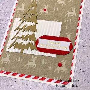 Handgemachte Weihnachtskarte mit Tannenbaum und Frohe Weihnachten Aufleger, Detailaufnahme strukturierter Hintergrund, Nahaufnahme roter Streifenrand, Kreativfoto mit Weihnachtsdeko, Tannenbaum-Design in Nahaufnahme