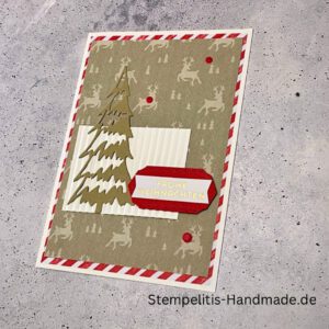 Handgemachte Weihnachtskarte mit Tannenbaum und Frohe Weihnachten Aufleger, Detailaufnahme strukturierter Hintergrund, Nahaufnahme roter Streifenrand, Kreativfoto mit Weihnachtsdeko, Tannenbaum-Design in Nahaufnahme