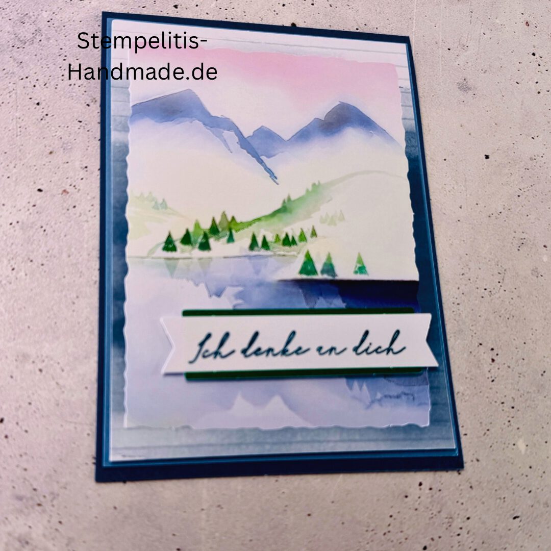 Handgemachte Karte Ich denke an dich mit Aquarell-Landschaft, Detailansicht Schriftzug Ich denke an dich auf Grußkarte, Aquarellkarte mit Bergen und Tannen als Motiv, Nahaufnahme handgemalte Grußkarte Ich denke an dich, Landschaftsaquarell auf handgemachter Karte Ich denke an dich, Geschenkidee: handgemachte Karte Ich denke an dich in Blau, Karte Ich denke an dich mit Umschlag