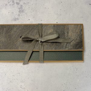 Grillmeister Aufklappkarte mit Biermotiv in maskulinem Design, handgemacht und hochwertig gestaltet Detailansicht der Grillmeister Aufklappkarte mit Bier und Grillmotiv, stilvolle handgefertigte Männerkarte Geöffnete Grillmeister Aufklappkarte mit Bier, Innenbereich mit Platz für persönliche Worte Handgemachte Grillmeister Karte mit Biermotiv auf neutralem Hintergrund fotografiert Grillmeister Aufklappkarte als Geschenkidee für Männer, hochwertig und humorvoll gestaltet Nahaufnahme der Papierstruktur und Details der handgemachten Grillmeister Aufklappkarte Grillmeister Karte mit Bier und Grillmotiv als stilvolle Aufmerksamkeit für Männer Aufklappkarte für Grillfans mit Biermotiv, elegant und mit liebevollen Details gestaltet