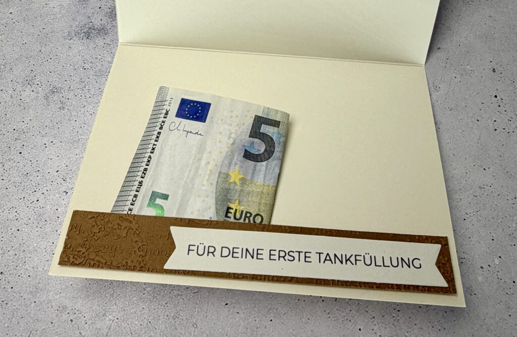 Handgemachte Glückwunschkarte Führerschein bestanden mit Gutscheinfach Detailansicht Gutscheinfach Karte Führerschein Geschenk Glückwunschkarte Auto Führerschein mit Einsteckfach für Geld Innenansicht Karte Führerschein bestanden handgemacht Führerschein Geschenk Karte hochwertig mit Umschlag